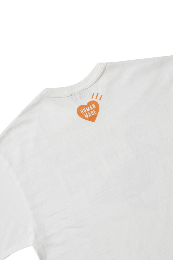 **그래픽 티셔츠 - HM29TE012 화이트**

부드러운 촉감이 특징인 남성용 화이트 컬러 그래픽 티셔츠입니다. 봄, 여름에 착용하기 좋으며, 캐주얼 및 스트릿 스타일을 연출할 수 있습니다. 슬러브 원단을 사용하여 얇지만 독특한 질감을 살렸으며, 앞뒤 그래픽 프린팅으로 포인트를 더했습니다. 레귤러 핏에 라운드넥 디자인으로, 편안한 착용감을 선사합니다. 워싱 가공을 거쳐 자연스러운 멋을 더한 데일리 티셔츠로, 동네 마실룩이나 산책룩에 활용하기 좋습니다.
