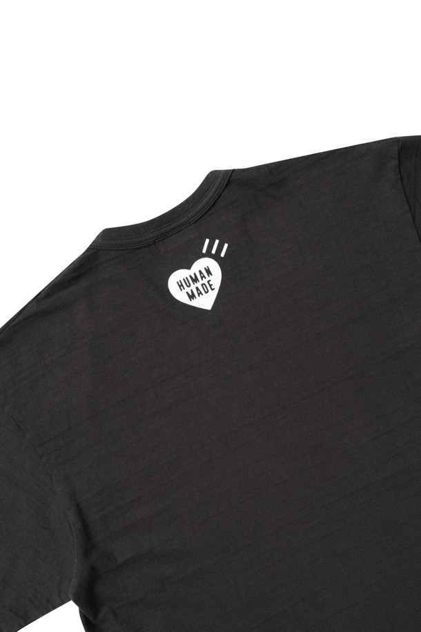 GRAPHIC 티셔츠 - HM29TE015 BLACK는 부드러운 촉감의 면 소재로 제작된 남성용 그래픽 티셔츠입니다. 슬러브 원단을 사용하여 자연스러운 질감을 살렸으며, 워싱 가공으로 편안한 착용감을 제공합니다. 앞뒤 그래픽 프린트로 스트릿, 캐주얼 스타일을 연출하며, 레귤러 핏과 라운드넥 디자인으로 편안하게 착용할 수 있습니다. 봄, 여름 시즌에 동네 마실룩이나 여행룩으로 활용하기 좋으며, 얇은 두께의 반소매 티셔츠입니다. 미니멀한 감각으로 캐주얼하게 소화할 수 있는 아이템입니다.
