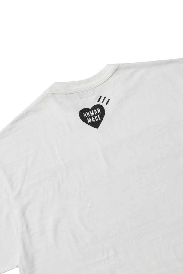 HM29TE015 화이트 그래픽 티셔츠는 부드러운 촉감의 슬러브 면 소재로 제작되어 편안한 착용감을 선사합니다. 봄, 여름 시즌에 적합하며, 레귤러 핏과 라운드넥 디자인으로 캐주얼 및 스트릿 스타일을 연출하기 좋습니다. 앞뒤면에 그래픽 프린트와 워싱 가공으로 포인트를 주어 개성 있는 스타일을 완성합니다. 동네 마실룩이나 여행룩으로 활용하기 좋은 데일리 티셔츠입니다. 얇은 두께감으로 시원하게 착용 가능합니다.
