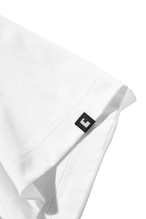 "LOGO PRINT MASSIVE T-SHIRT WITH DRAWSTRINGS A - WHITE"는 남녀 모두 착용 가능한 오버핏 티셔츠입니다. 봄, 여름 시즌에 어울리는 5부 소매 기장의 라운드넥 디자인으로, 캐주얼 및 스트릿 스타일을 연출하기 좋습니다. 밑단 양쪽에 CLESSTE 시그니처 수축 팁 어저스터가 부착되어 사이즈 조절이 가능하며, 화이트 컬러에 로고 패턴으로 포인트를 더했습니다.
