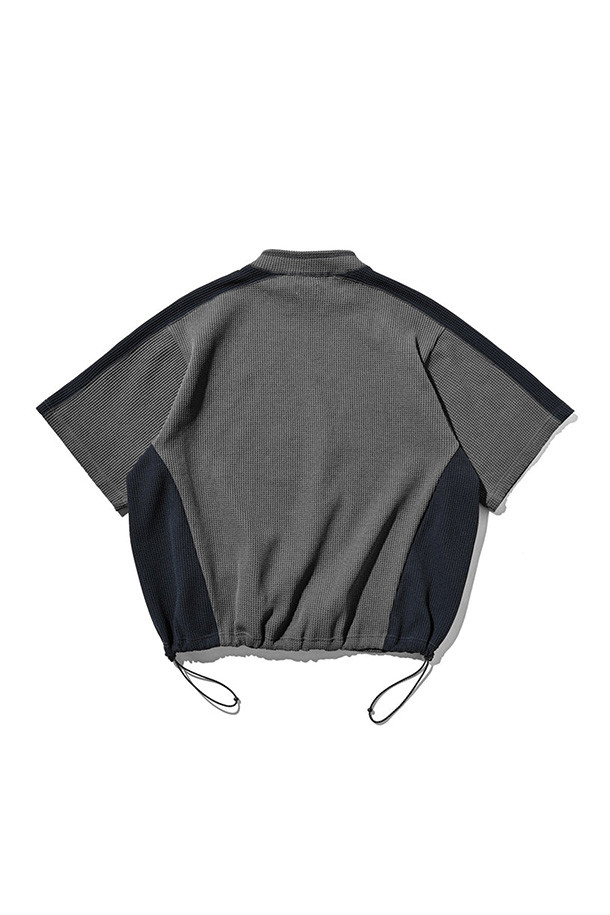 (CLESSTE) 시티 S/S 라이트 써멀 풀오버 - 그레이 & 네이비는 남성용 반소매 상의입니다. 부드러운 촉감의 폴리에스터 소재로 제작되었으며, 봄, 여름 시즌에 적합합니다. 레귤러핏 라운드넥 디자인에, 얇은 두께로 편안한 착용감을 제공합니다. 밑단 드로우스트링으로 핏 조절이 가능하며, 구김이 잘 가지 않는 실용적인 제품입니다. 일상 및 아웃도어 활동, 특히 산책룩이나 캠핑룩에 캐주얼, 스포티, 미니멀 스타일로 활용하기 좋습니다.
