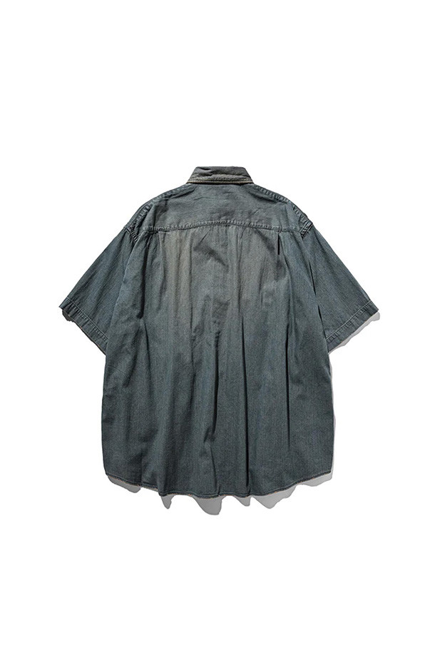 (CLESSTE) 빈티지 데님 클래식 시티 S/S 셔츠 - 빈티지 브라운은 아메리칸 클래식 스타일을 현대적으로 재해석한 남성용 셔츠입니다. 오버핏 실루엣과 롱 기장으로 편안하면서도 스타일리시한 핏을 연출하며, 봄, 여름 시즌에 적합합니다. 워싱된 데님 소재에 빈티지 다이 가공을 거쳐 은은한 색감과 부드러운 촉감을 선사합니다. 큰 칼라 디자인이 특징이며, 데이트룩, 여행룩과 같은 TPO에 클래식, 캐주얼 스타일로 활용하기 좋습니다. 일본 오카야마 봉제 공장에서 제작되어 뛰어난 품질을 자랑합니다.
