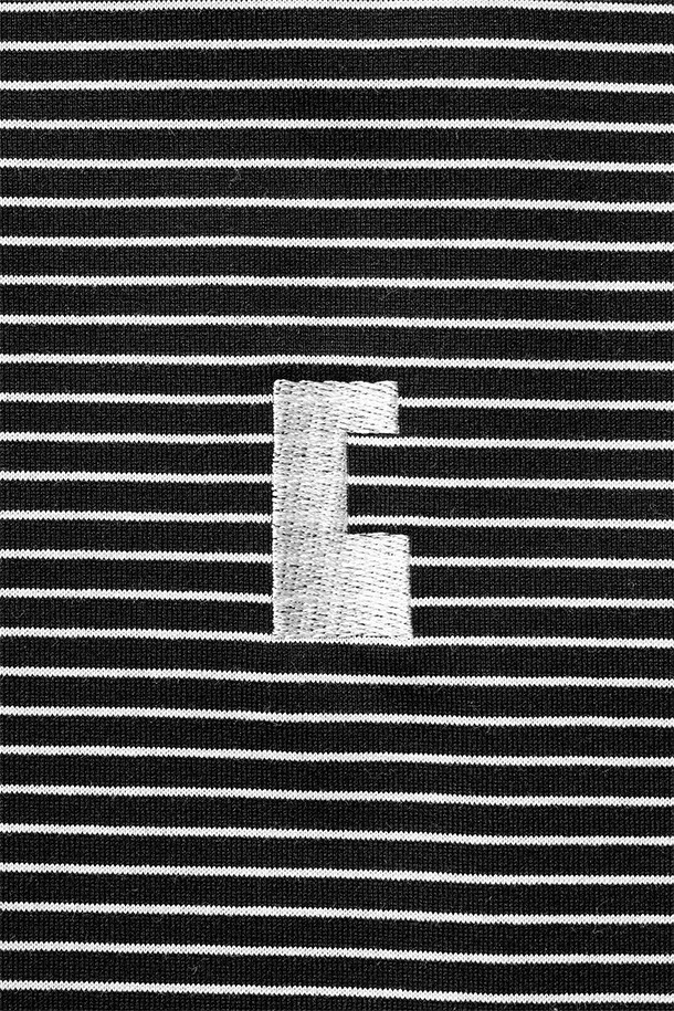 (CLESSTE) "C" 스트라이프 매시브 티셔츠 (블랙 X 화이트)는 남녀 모두 착용 가능한 캐주얼 및 스트릿 스타일의 오버핏 반소매 티셔츠입니다. 블랙과 화이트 컬러의 스트라이프 패턴이 돋보이며, 밑단 양쪽에 어저스터가 부착되어 사이즈 조절이 용이합니다. CLESSTE 시그니처 로고가 디자인되어 브랜드의 아이덴티티를 더합니다. 봄, 여름, 가을에 활용하기 좋은, 데일리룩에 포인트를 더해줄 아이템입니다. 미니멀한 스타일 연출에도 적합합니다.
