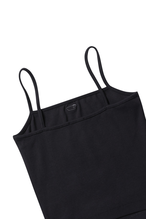 티 홉 D 패치 캐미 탑 - 블랙은 부드러운 면과 스판덱스 혼방 소재로 제작되어 편안한 착용감을 선사합니다. 슬림핏 크롭 기장으로, 스퀘어넥 라인과 스파게티 스트랩이 특징이며 가슴 부분의 D 로고 패치가 포인트를 더합니다. 봄, 여름 시즌에 데이트룩, 카페룩, 쇼핑룩 등 다양한 TPO에 활용하기 좋습니다. 베이직, 캐주얼, 미니멀 스타일을 즐기는 여성분들께 추천하는 아이템입니다.
