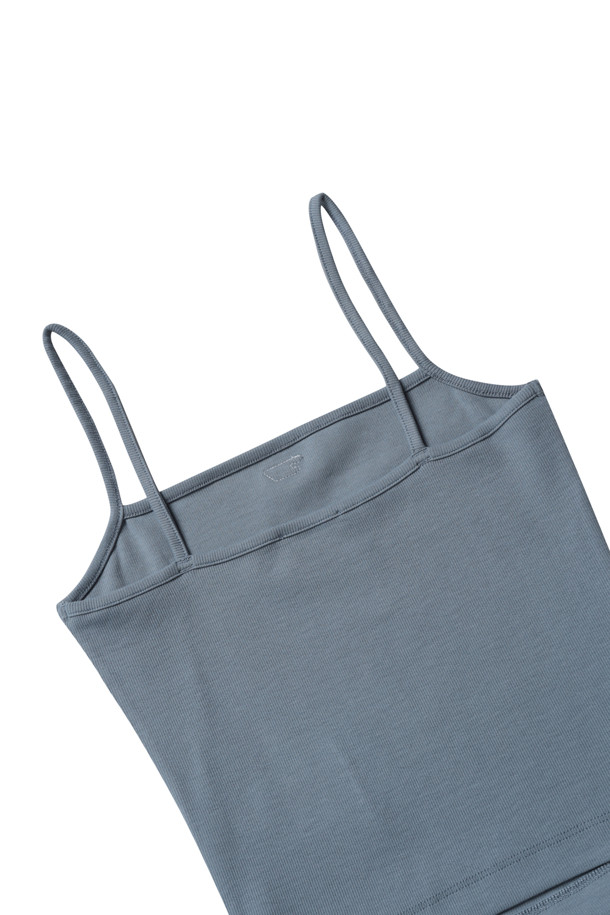 T Hop D (티 홉 디) Cami Top - 라이트 블루는 여성용 캐미솔/탱크탑입니다. 면과 스판덱스 혼방 소재로 제작되어 부드러운 촉감을 선사하며, 슬림핏 크롭 기장으로 시원하게 착용할 수 있습니다. 가슴 부분 D로고 패치가 포인트이며, 스파게티 스트랩 디자인으로 여성스러운 분위기를 더합니다. 일상, 데이트룩, 카페룩, 휴가룩 등 다양한 TPO에 맞춰 미니멀, 클래식, 걸리시 스타일을 연출해보세요.
