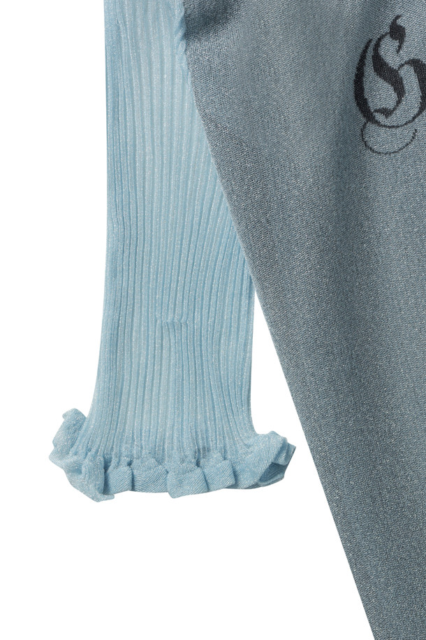 쉬어 자카드 탑 - 소프트 샹브레이는 부드러운 촉감의 자카드 소재로 제작된 여성 상의입니다. 7부 소매 기장에 레귤러 핏으로 편안하게 착용 가능하며, 라운드넥과 얇은 두께로 시원한 착용감을 선사합니다. 캐주얼 무드의 이 탑은 봄, 여름 시즌에 데이트룩, 쇼핑룩 등 다양한 TPO에 활용하기 좋습니다. 로고 패턴과 러플 디테일이 돋보이는 디자인으로 캐주얼, 미니멀, 클래식 스타일을 연출할 수 있습니다.
