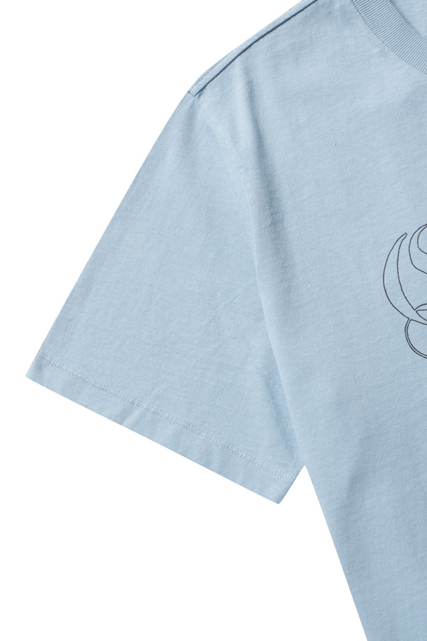 리컷 코튼 저지 티셔츠 - 소프트 샴브레이는 부드러운 샴브레이 컬러의 면 소재로 제작된 여성 티셔츠입니다. 캐주얼한 스타일을 연출하며, 동네 마실룩에 적합합니다. 라운드넥과 반소매 디자인으로, 봄, 여름철에 편안하게 착용할 수 있습니다. 크롭 기장과 그래픽 프린트가 특징이며, 리컷 디자인으로 유니크함을 더했습니다. 미니멀한 스타일을 선호하는 분들께 추천하는 아이템입니다.
