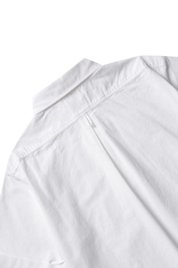 화이트 색상의 옥스퍼드 라운드 카라 반소매 풀오버 셔츠입니다. 부드러운 수피마 코튼 소재로 제작되어 편안한 착용감을 선사하며, 베이직하고 클래식한 스타일을 연출합니다. 얇고 가벼운 두께감으로 봄, 여름 시즌에 적합하며, 박스 핏 디자인으로 자연스러운 실루엣을 완성합니다. 앞면 양쪽 포켓 디테일이 있으며, 데이트룩, 카페룩 등 다채로운 TPO에 활용 가능한 미니멀하고 캐주얼한 셔츠입니다.
