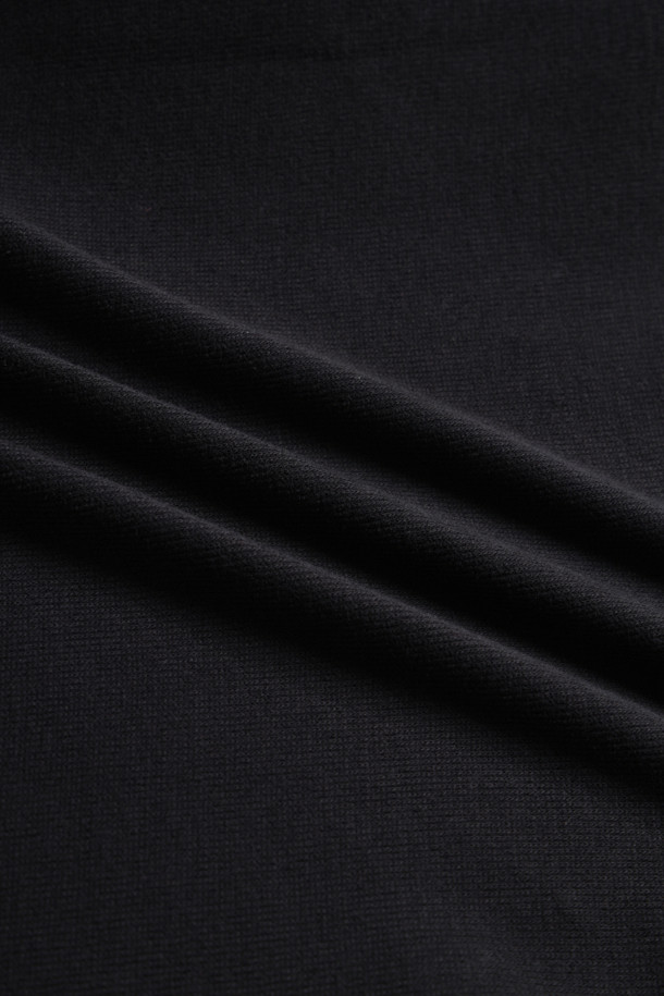 에스테이트-립 쿼터-집 풀오버 - 폴로 블랙은 남성용 풀오버입니다. 모크넥 디자인으로, 가을과 겨울에 착용하기 좋은 클래식하고 베이직한 스타일의 상의입니다. 레귤러핏으로 제작되었으며, 블랙 컬러에 쿼터 지퍼 플래킷과 Polo 로고 지퍼가 특징입니다. 밴드 처리된 커프스와 시그니처 포니 자수 디테일이 돋보이며, 세탁기 사용이 가능하여 편리합니다. 출근룩이나 비즈니스 캐주얼 스타일, 또는 미니멀하고 캐주얼한 스타일 연출에 활용하기 좋습니다.
