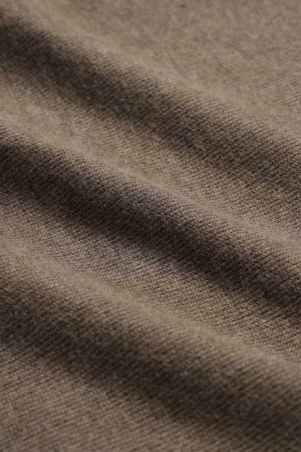 "ESTATE-RIB 쿼터-지퍼 풀오버 - 너트맥 브라운 헤더"는 남성용 상의 티셔츠입니다. 가을, 겨울 시즌에 어울리는 베이직하고 캐주얼한 스타일로, 출근룩과 모임룩에 적합합니다. 레귤러 핏의 긴소매 모크넥 티셔츠로, 쿼터 지퍼 플래킷과 Polo 로고 지퍼, 밴드 처리된 커프스가 특징입니다. 시그니처 포니 자수 디테일이 돋보이며, 너트맥 브라운 헤더 컬러가 따뜻한 분위기를 연출합니다. 캐주얼, 클래식, 미니멀 스타일을 선호하는 분들께 추천합니다.
