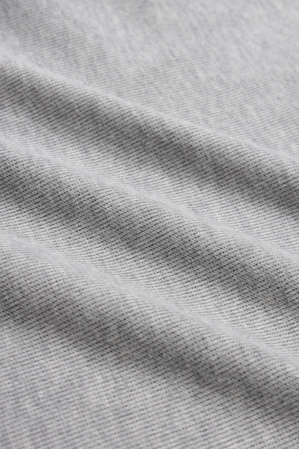 "ESTATE-RIB 쿼터-집 풀오버 - 앤도버 헤더"는 부드러운 면 소재로 제작되어 편안한 착용감을 선사합니다. 모크넥 디자인과 레귤러 핏으로, 캐주얼하면서도 베이직한 스타일을 연출합니다. 쿼터 지퍼 플래킷과 밴드 처리한 커프스, 그리고 시그니처 포니 자수 디테일이 돋보입니다. 가을, 겨울철 출근룩과 캠핑룩에 활용하기 좋으며, 세탁기 사용이 가능하여 실용적입니다. 두꺼운 두께감으로 따뜻함을 더했습니다.
