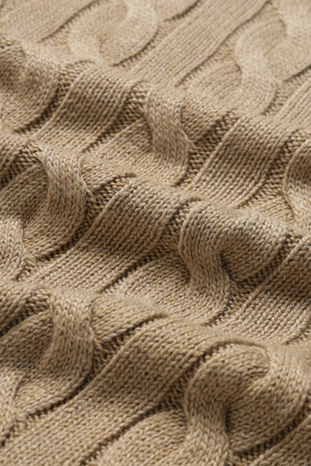 LS 드라이버 CN-롱 슬리브-풀오버 - 카멜 멜란지, 남성용 울 소재 라운드넥 니트/스웨터입니다. 가을, 겨울 시즌에 어울리는 두꺼운 두께감과 부드러운 촉감이 특징이며, 베이직하고 클래식한 스타일을 연출합니다. 케이블 패턴과 레귤러핏 디자인으로, 출근룩, 비즈니스 캐주얼, 모임룩 등 다양한 TPO에 활용 가능합니다. 미니멀하면서도 클래식한 무드를 선호하는 남성분들께 추천하며, 소매는 긴 기장입니다. 가슴 부분에는 포니 자수 디테일이 더해져 포인트를 더했습니다.
