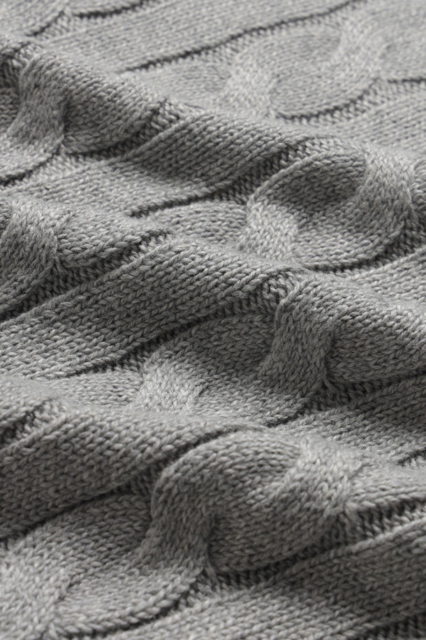 LS 드라이버 CN-롱 슬리브-풀오버 - 폰 그레이 헤더는 베이직하고 모던한 스타일의 남성용 니트/스웨터입니다. 가을, 겨울 시즌에 어울리며, 라운드넥과 레귤러핏 디자인으로 제작되었습니다. 면 소재의 부드러운 촉감이 특징이며, 두꺼운 두께감으로 따뜻함을 더합니다. 케이블 패턴과 긴소매, 리브 니트 커프스가 돋보이며, 시그니처 포니 자수 디테일이 돋보입니다. 출근룩과 비즈니스 캐주얼, 클래식, 미니멀, 캐주얼 스타일 모두 소화 가능한 활용도 높은 아이템입니다.
