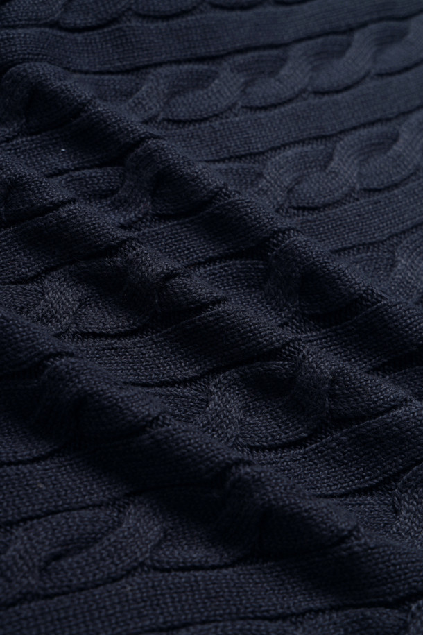 LS 드라이버 CN-롱 슬리브-풀오버 - 헌터 네이비는 남성용 상의 카테고리의 니트/스웨터 제품입니다. 넉넉한 두께감과 부드러운 촉감의 면 소재로 제작되어 가을, 겨울 시즌에 따뜻하게 착용할 수 있습니다. 베이직하고 클래식한 스타일의 라운드넥 긴소매 풀오버로, 레귤러핏과 레귤러 기장으로 편안한 착용감을 선사합니다. 헌터 네이비 컬러와 케이블 패턴이 돋보이며, 가슴 부분의 포니 자수 디테일이 특징입니다. 출근룩과 비즈니스 캐주얼, 그리고 클래식, 미니멀, 캐주얼 스타일 모두에 잘 어울립니다.
