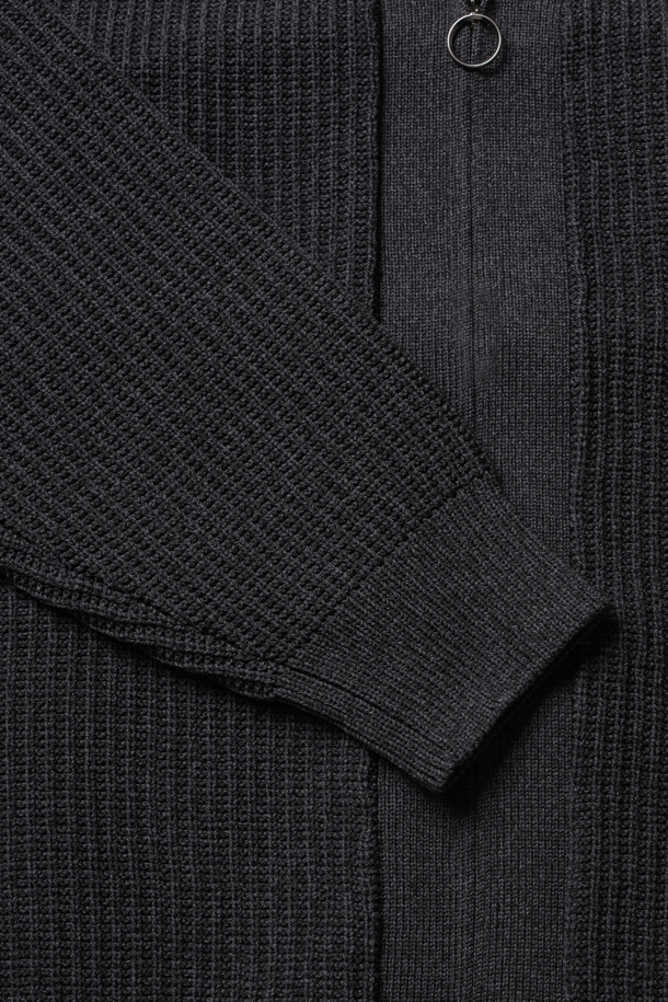 (NANAMICA) 5G 집업 가디건 - 블랙은 미니멀하고 베이직한 스타일을 추구하는 남성 고객을 위한 상의입니다. 가을과 겨울에 적합하며, 리사이클 폴리에스터 소재를 사용하여 부드러운 촉감을 제공합니다. 두꺼운 두께감의 골지 패턴으로 제작되었으며, 오버핏 실루엣과 브이넥 디자인이 특징입니다. 앞뒤 슬리브 구조와 어깨 가동성을 높여 활동성을 더하며, 옆선 포켓으로 실용성을 높였습니다. 출근룩과 비즈니스 캐주얼에 활용하기 좋은, 클래식하고 세련된 아이템입니다.
