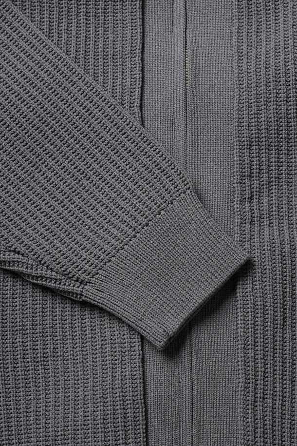 (NANAMICA) 5G 집업 가디건 - 헤더 그레이는 캐주얼, 미니멀, 클래식 스타일을 아우르는 상의입니다. 두꺼운 두께감의 폴리에스터 소재로 제작되어 가을, 겨울 시즌에 적합하며, 오버핏으로 편안한 착용감을 제공합니다. 헤더 그레이 컬러의 골지 보카시 패턴이 특징이며, 긴 소매와 집업 여밈 방식으로 디자인되었습니다. 일상생활에서 활용하기 좋은 실용적인 아이템으로, 포켓 디테일이 더해져 수납성을 높였습니다.
