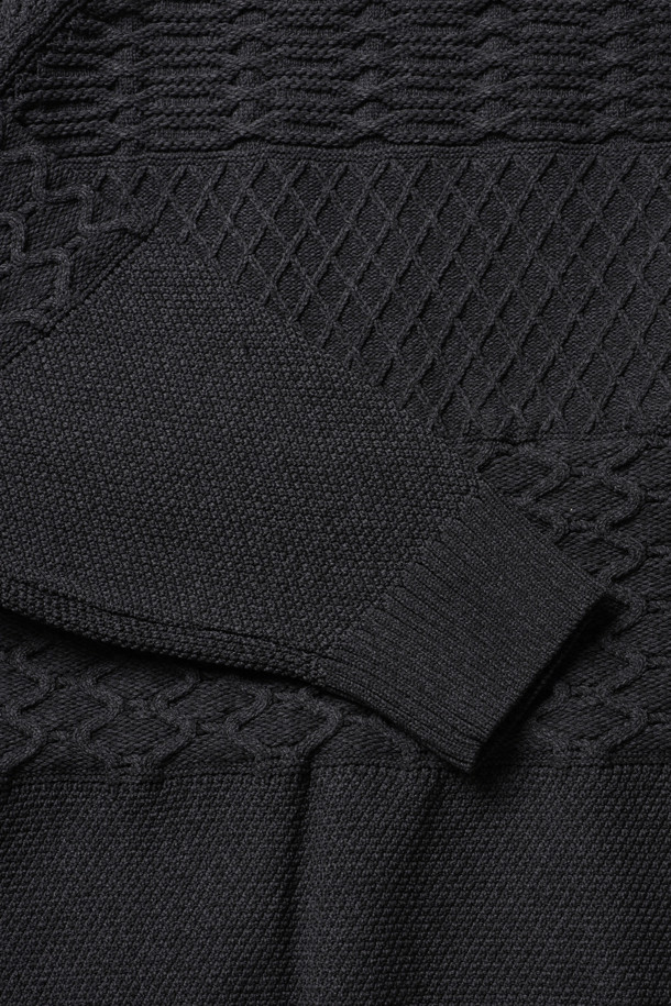 (NANAMICA) 크루넥 스웨터 - 블랙은 미니멀하고 베이직한 스타일의 남녀 공용 니트/스웨터입니다. 가을, 겨울 시즌에 어울리는 두꺼운 두께감과 부드러운 촉감의 케이블 패턴이 돋보이는 제품입니다. 라운드넥 디자인에 오버핏으로 제작되어 편안한 착용감을 제공하며, 출근룩과 모임룩에 모두 활용 가능합니다. 리사이클 폴리에스터 소재로 제작되어 지속 가능한 가치를 더했습니다. 긴 소매 기장으로 클래식하면서도 캐주얼한 무드를 연출합니다.
