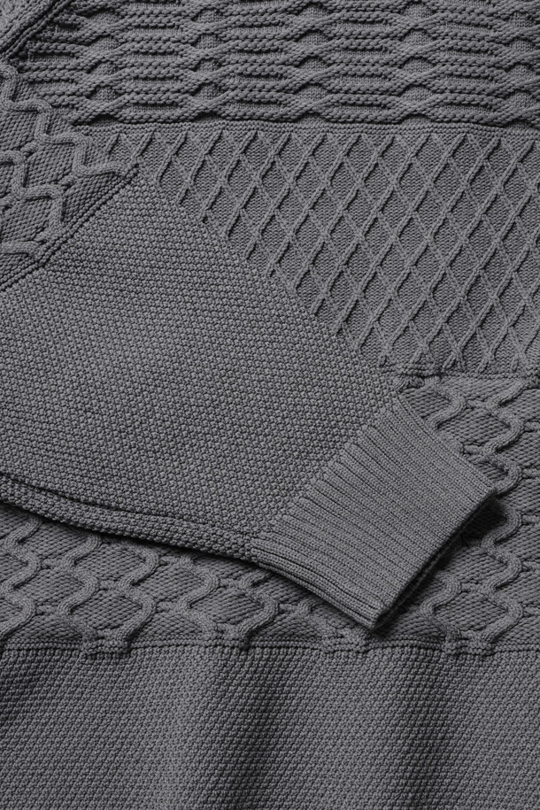 (NANAMICA) 크루넥 스웨터 - 헤더 그레이는 부드러운 촉감의 폴리에스테르 소재로 제작되어 편안한 착용감을 선사합니다. 라운드넥 디자인에 긴소매, 오버핏으로 제작되어 넉넉하고 자연스러운 핏을 연출합니다. 보카시 패턴의 헤더 그레이 컬러는 미니멀, 캐주얼, 클래식 스타일의 집콕룩과 산책룩에 모두 잘 어울립니다.
