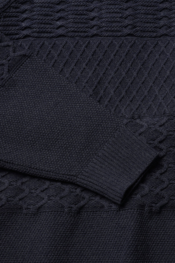 (NANAMICA) 크루 넥 스웨터 - 다크 네이비는 미니멀하고 베이직한 스타일의 남녀 공용 스웨터입니다. 가을과 겨울에 적합하며, 두꺼운 두께감과 부드러운 촉감으로 포근하게 착용할 수 있습니다. 라운드넥 디자인에 오버핏으로 제작되어 편안한 착용감을 선사하며, 출근룩과 모임룩 등 다양한 TPO에 활용하기 좋습니다. 케이블 패턴과 긴 소매가 특징이며, 리사이클 소재를 사용하여 환경까지 생각한 제품입니다. 클래식, 미니멀, 캐주얼 스타일을 즐겨 입는 분들께 추천합니다.
