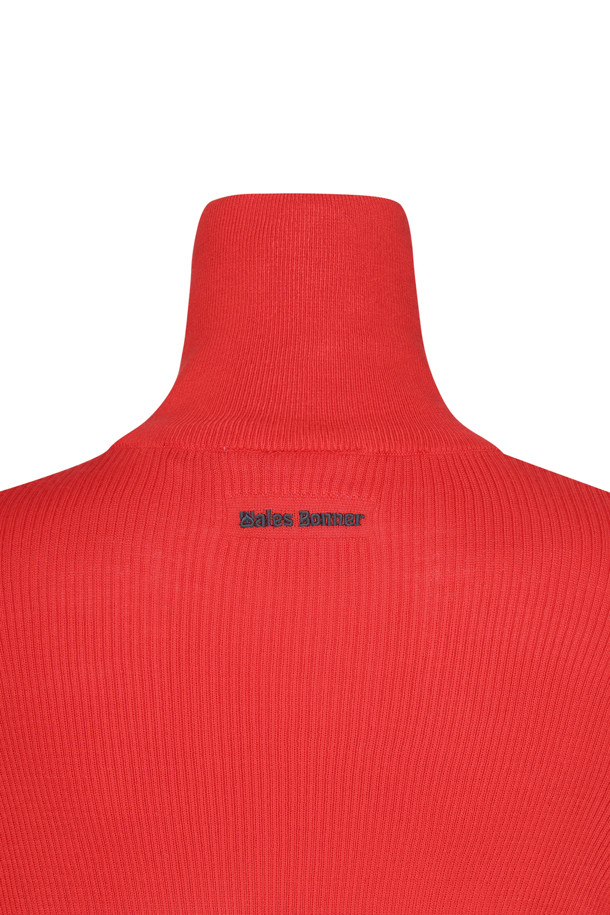 아디다스 X 웨일스 보너 W 니트 트랙탑 - 베터 스칼렛은 스포티하면서도 캐주얼한 스타일을 연출하는 여성용 상의입니다. 중간 두께의 부드러운 니트 소재로 제작되어 봄, 가을에 착용하기 좋습니다. 스칼렛 레드와 화이트 컬러 배색의 스트라이프 패턴이 특징이며, 긴 소매와 레귤러핏으로 편안한 착용감을 선사합니다. 집업 네크라인과 크로셰 3-스트라이프 디테일이 돋보이며 아디다스와 웨일스 보너의 콜라보레이션으로 탄생한 특별한 디자인입니다. 일상생활뿐만 아니라 스포츠 활동 시에도 활용할 수 있습니다.
