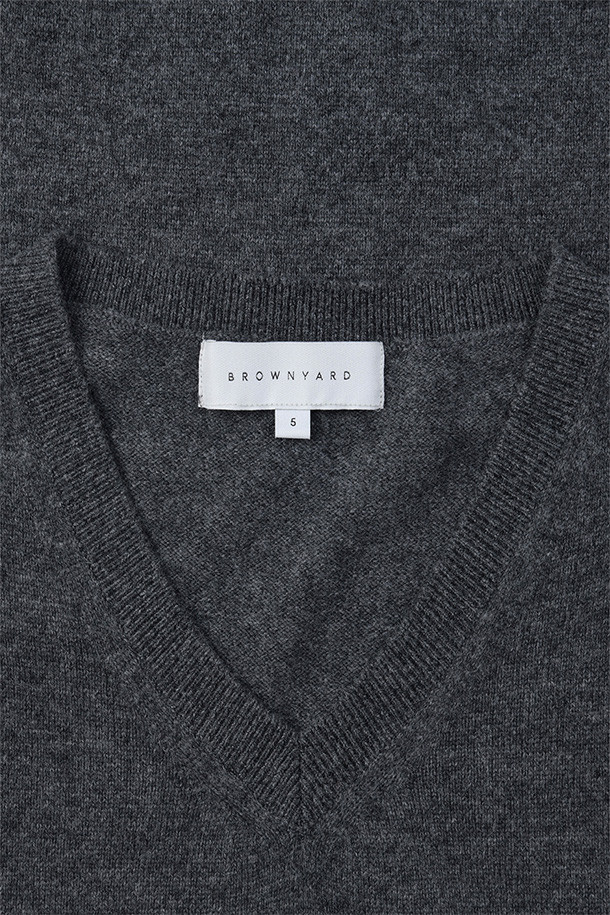 엑스트라 슈퍼 파인 브이넥 니트 - 차콜은 부드러운 촉감과 보온성을 갖춘 남성용 니트입니다. 엑스트라 수퍼 파인 울 100% 소재로 제작되어 고급스러운 착용감을 선사하며, 얇은 두께감으로 가을부터 겨울까지 활용하기 좋습니다. 차콜 컬러의 베이직하고 미니멀한 디자인으로 다양한 스타일 연출이 용이하며, 데일리룩 및 출근룩에 적합합니다. 소매단과 밑단 리브 처리로 깔끔한 마무리를 더했으며, 드라이클리닝을 권장합니다. 여유로운 핏의 긴소매 브이넥 니트로 미니멀, 클래식, 캐주얼 스타일을 즐겨보세요.
