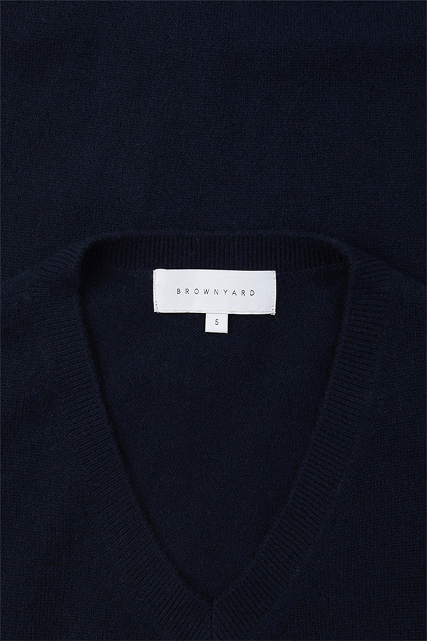 다크 네이비 색상의 Extra Super Fine V넥 니트입니다. 울 100% 소재에 EXTRA SUPER FINE WOOL 원사를 사용하여 부드러운 촉감을 선사합니다. 얇은 두께감으로 가을과 겨울철에 따뜻하게 착용할 수 있으며, 여유로운 핏으로 편안함을 더했습니다. 소매단과 밑단 리브 처리로 디자인의 완성도를 높였으며, 드라이클리닝을 권장합니다. 베이직한 스타일로 겨울 데일리룩, 출근룩, 오피스룩 등 다양한 TPO에 활용하기 좋습니다.
