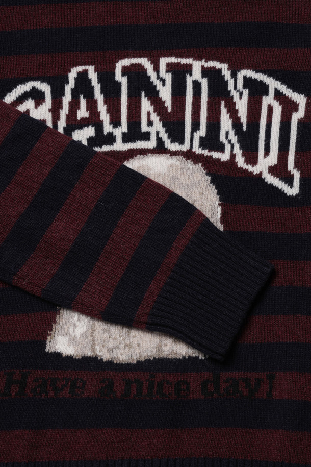 그래픽 울 혼방 푸들 스트라이프 크루넥 - 멀티컬러는 여성용 니트/스웨터입니다. 블랙, 레드, 멀티컬러 배색의 울 혼방 소재로 제작되어 가을, 겨울에 착용하기 좋습니다. 캐주얼, 미니멀, 클래식 스타일을 연출하기 좋으며, 귀여운 강아지 그래픽 디자인과 브랜드 로고가 포인트입니다. 라운드넥, 레귤러핏, 긴 소매, 두꺼운 두께감으로 따뜻하고 포근한 착용감을 선사하며, 부드러운 촉감이 특징입니다. 겨울 데일리룩, 동네 마실룩, 카페룩에 매치하여 개성 있는 스타일을 완성해보세요.
