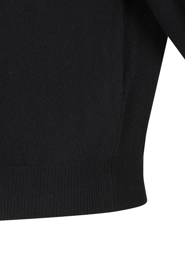 블랙 컬러의 여성 램스울 크루넥 니트 가디건입니다. 가을과 겨울에 어울리는 두꺼운 두께감으로, 부드러운 램스울 소재가 편안한 착용감을 선사합니다. 베이직하고 클래식한 디자인으로, 레귤러 핏과 라운드넥이 특징입니다. 출근룩, 오피스룩, 모임룩 등 다양한 TPO에 활용 가능한 실용적인 아이템입니다. 블루종 스타일 커프스로 포인트를 더했으며, 미니멀하고 클래식한 스타일을 연출하기 좋습니다.
