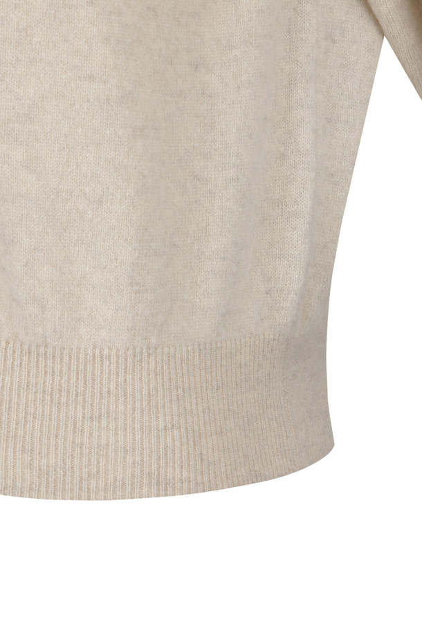 오트밀 컬러의 여성 램스울 크루넥 니트 가디건입니다. 베이직하고 클래식한 스타일로, 가을과 겨울에 따뜻하게 입을 수 있습니다. 부드러운 램스울 소재와 두꺼운 두께감으로 포근한 착용감을 선사하며, 레귤러 핏으로 편안하게 착용 가능합니다. 라운드넥 디자인에 버튼 여밈 방식으로, 블루종 스타일 커프스가 특징입니다. 출근룩, 모임룩, 비즈니스 캐주얼 등 다양한 TPO에 활용할 수 있는 미니멀하고 클래식한 디자인입니다.
