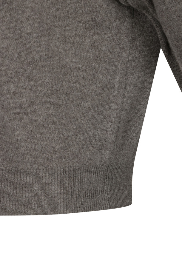 토프 컬러의 여성 램스울 크루넥 니트 가디건입니다. 부드러운 램스울 소재로 제작되어 포근하고 따뜻한 착용감을 선사합니다. 루즈핏으로 편안하게 착용 가능하며, 라운드넥 디자인으로 다양한 스타일 연출이 용이합니다. 가을, 겨울 시즌 데일리룩 또는 모임룩으로 활용하기 좋으며, 캐주얼, 클래식, 미니멀 스타일 모두 소화 가능합니다. 특히, 블루종 스타일 커프스로 포인트를 더해 세련된 분위기를 연출합니다.
