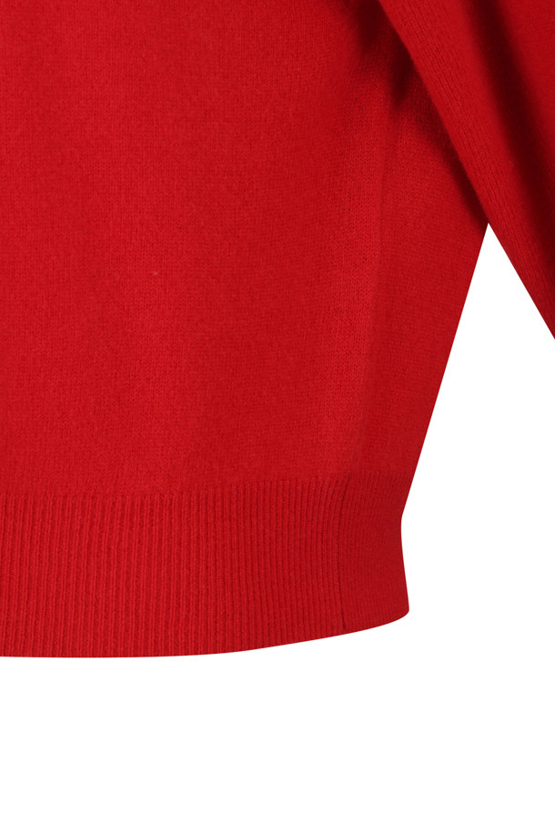 WOMEN'S LAMBSWOOL CREW NECK KNIT CARDIGAN - RED (여성 램스울 크루 넥 니트 가디건 - 레드)는 가을, 겨울에 착용하기 좋은 여성용 니트 가디건입니다. 램스울 소재로 제작되어 부드러운 촉감을 선사하며, 레귤러 핏과 얇은 두께감으로 편안하게 착용할 수 있습니다. 라운드넥 디자인에 무지 패턴, 긴 소매 기장으로 베이직하고 클래식한 스타일을 연출합니다. 특히, 블루종 스타일 커프스가 특징이며, 출근룩이나 모임룩, 미니멀, 캐주얼 스타일에 활용하기 좋습니다. 버튼 여밈 방식으로 간편하게 착용 가능합니다.
