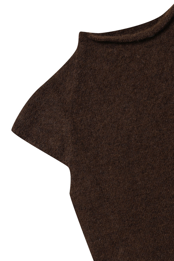 (PALOMA WOOL) NO 1736 / 구이디 - TJ0601323 브라운은 여성용 니트/스웨터입니다. 부드러운 촉감의 울 소재로 제작되었으며, 가을과 겨울에 따뜻하게 착용하기 좋습니다. 레귤러핏의 하이넥 디자인과 두꺼운 두께감이 특징이며, 브러쉬 가공으로 고급스러운 느낌을 더했습니다. 무지 패턴의 민소매 스타일로, 미니멀하고 베이직한 스타일을 연출합니다. 겨울 데일리룩, 모임룩, 데이트룩 등 다양한 TPO에 클래식, 미니멀, 캐주얼 스타일로 활용하기 좋습니다.
