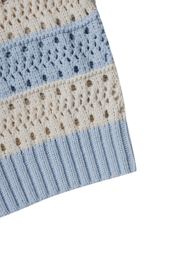 스트라이프 베스트 - 소프트 샹브레이 (STRIPED VEST - SOFT CHAMBRAY)는 여성용 상의 베스트입니다. 봄, 가을 계절에 어울리는 캐주얼 스타일의 크롭 기장 민소매 제품으로, 부드러운 촉감의 니트 소재로 제작되었습니다. 블루와 화이트 컬러의 스트라이프 패턴에 GANNI 로고 디테일이 더해져 포인트를 줍니다. 데이트룩, 카페룩과 같은 TPO에 잘 어울리며, 캐주얼, 미니멀, 클래식 스타일을 연출하기 좋습니다. 
