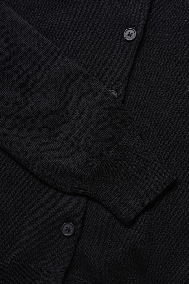 메종키츠네의 볼드 폭스 헤드 패치 레귤러 가디건 - 블랙입니다. 울 소재로 제작되어 봄, 가을에 착용하기 좋으며, 캐주얼하고 베이직한 스타일을 연출합니다. 라운드넥 디자인에 레귤러핏으로 편안하게 착용 가능하며, 소매는 긴 기장입니다. 가슴 부분의 메종키츠네 자수 패치워크가 특징이며, 네크라인, 허리, 커프스에는 리브 디테일이 더해졌습니다. 버튼 잠금 방식으로 간편하게 착용할 수 있습니다.