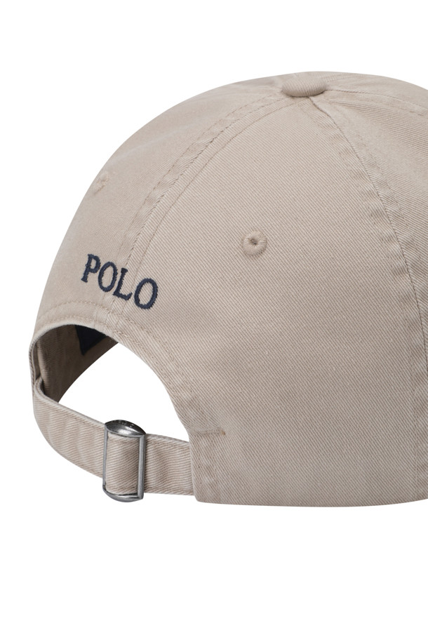 누벅과 릴레이 블루 컬러의 면 소재로 제작된 COTTON CHINO BASEBALL CAP (코튼 치노 베이스볼 캡)입니다. 캐주얼, 클래식, 미니멀 스타일을 즐기는 분들께 추천하며, 봄, 여름, 가을 계절에 착용하기 좋습니다. 산책룩, 여행룩 등 다양한 TPO에 활용 가능하며, 6패널 구조와 내부 스웨트밴드로 편안한 착용감을 제공합니다. 시그니처 포니 자수와 Polo 자수가 디자인 포인트로, 통기성이 우수하여 쾌적하게 착용할 수 있습니다.
