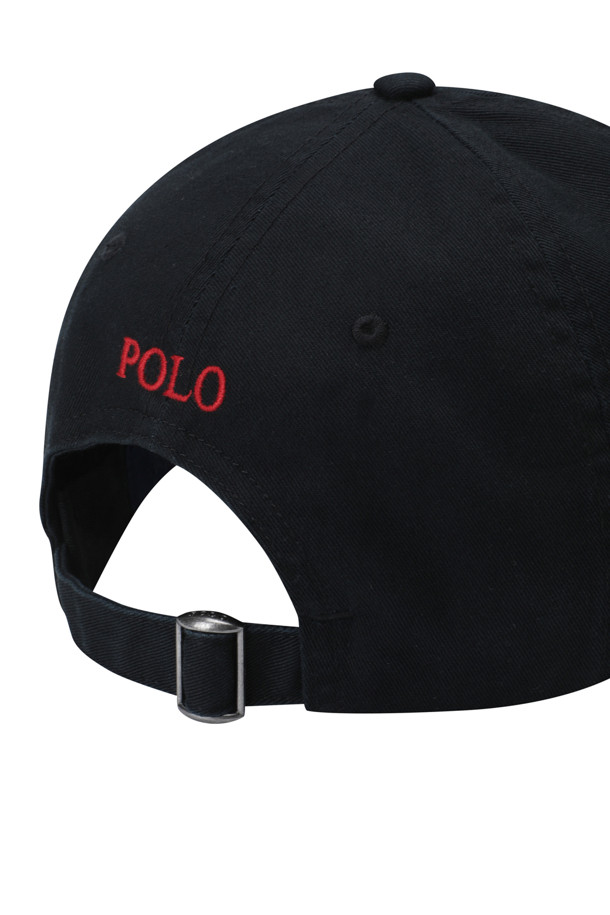 세련된 디자인의 코튼 치노 베이스볼 캡입니다. 블랙과 RL 2000 레드 컬러 조합으로, 캐주얼, 클래식, 미니멀 스타일을 모두 소화합니다. 봄, 여름, 가을 계절에 착용하기 좋으며, 면 소재로 제작되어 부드러운 촉감을 선사합니다. 6패널 구조에 내부 스웨트밴드가 있어 편안한 착용감을 제공하며, 시그니처 포니 자수와 Polo 자수, 버클 스트랩 디테일로 포인트를 더했습니다. 산책룩, 여행룩에 매치하여 스타일리시함을 더해보세요.

