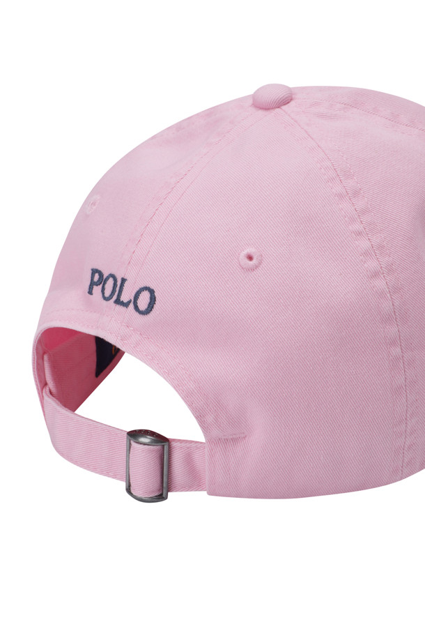 카멜 핑크와 쥬얼 블루, 두 가지 다채로운 컬러로 출시된 COTTON CHINO BASEBALL CAP (코튼 치노 베이스볼 캡)입니다. 부드러운 면 소재로 제작되어 편안한 착용감을 선사하며, 봄, 여름 시즌 데일리룩에 활용하기 좋습니다. 6패널 디자인에 자수 아일릿, 포니 자수, Polo 자수 디테일이 더해져 캐주얼하고 미니멀한 스타일을 연출합니다. 버클 스트랩으로 사이즈 조절이 가능하며, 통기성이 우수하고 내부 스웨트밴드가 있어 쾌적하게 착용할 수 있습니다. 여행룩, 봄 소풍룩 등 다양한 TPO에 매치하여 클래식한 매력을 더해보세요.
