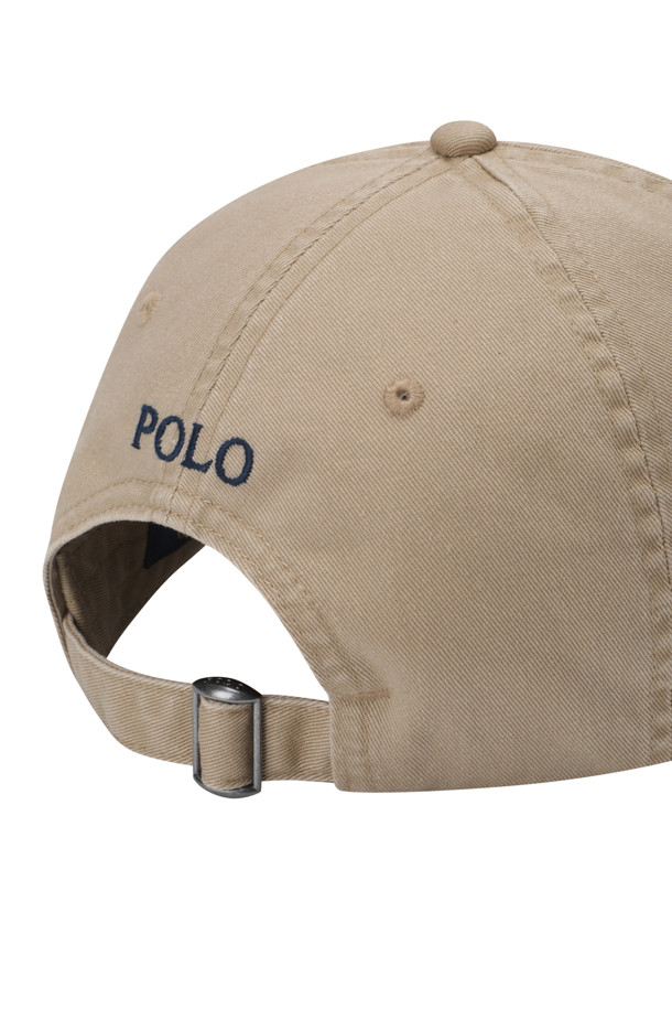 COTTON CHINO BASEBALL CAP (카페 탄/뉴포트 네이비)는 면 소재로 제작되어 부드러운 촉감을 선사하며, 봄, 여름, 가을에 착용하기 좋습니다. 캐주얼, 클래식, 미니멀 스타일을 추구하는 분들께 추천하며, 산책룩과 여행룩에 매치하기 좋습니다. 6패널 구조와 내부 스웨트밴드가 편안한 착용감을 제공하며, 시그니처 포니 자수와 Polo 자수가 디자인의 포인트입니다.  뒷면의 버클 스트랩으로 사이즈 조절이 용이하며, 일반적인 모자 깊이와 챙 넓이로 제작되었습니다.
