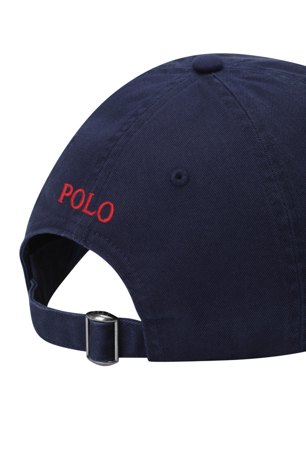 네이비와 레드 컬러 배색이 돋보이는 코튼 치노 베이스볼 캡입니다. 면 소재로 제작되어 부드러운 촉감과 편안한 착용감을 제공하며, 봄, 여름, 가을에 착용하기 좋습니다. 일반적인 모자 깊이와 챙 넓이, 그리고 통기성을 고려한 디자인으로 일상생활뿐만 아니라 여행룩, 산책룩 등 다양한 TPO에 어울립니다. 6패널 구조와 내부 스웨트밴드, 시그니처 포니 자수, Polo 자수 디테일이 돋보이는 캐주얼, 클래식, 미니멀 스타일의 제품입니다.
