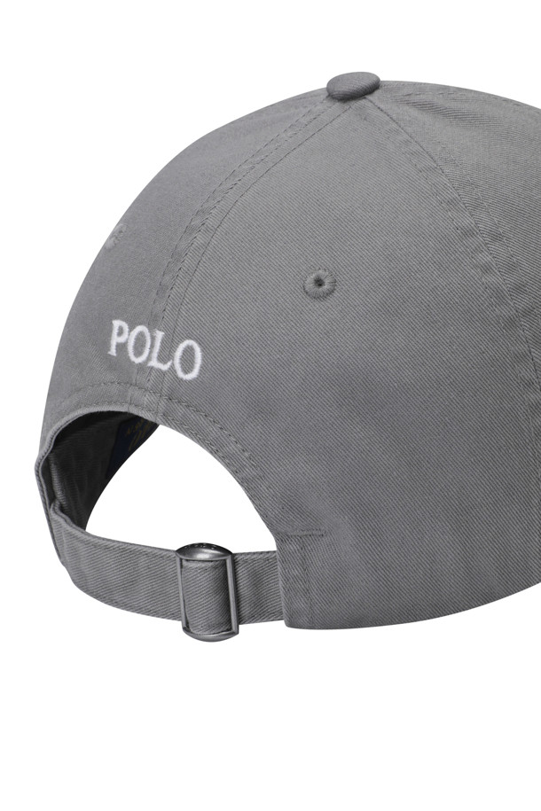퍼펙트 그레이/화이트 컬러의 코튼 치노 베이스볼 캡입니다. 면 소재로 제작되어 부드러운 촉감을 자랑하며, 봄, 여름, 가을 계절에 착용하기 좋습니다. 일반적인 모자 깊이와 챙 넓이, 그리고 통기성을 고려한 디자인으로 편안한 착용감을 제공합니다. 6패널 구조와 내부 스웨트밴드가 땀 흡수를 도와주며, 시그니처 포니 자수와 Polo 자수, 버클 스트랩 디테일이 돋보입니다. 산책룩, 봄 소풍룩 등 캐주얼, 클래식, 미니멀 스타일을 즐기는 분들께 추천합니다.
