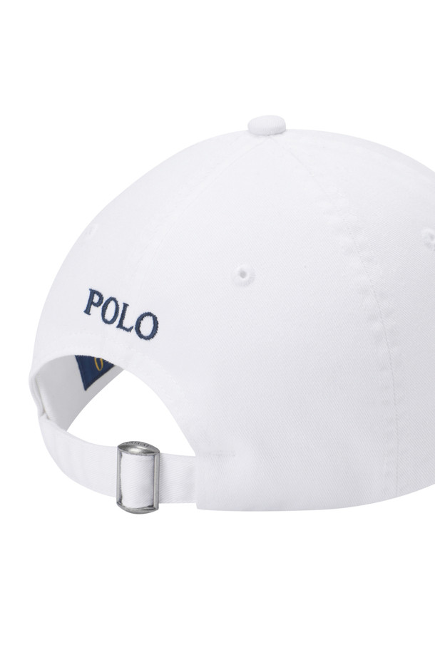 COTTON CHINO BASEBALL CAP - WHITE/ NEWPORT NAVY (코튼 치노 베이스볼 캡 - 화이트/ 뉴포트 네이비)는 면 소재로 제작되어 부드러운 촉감을 선사하는 베이스볼 캡입니다. 화이트와 네이비 두 가지 색상으로 출시되었으며, 일상생활과 봄 소풍룩, 여행룩 등 다양한 TPO에 활용하기 좋습니다. 6패널 구조와 내부 스웨트밴드로 편안한 착용감을 제공하며, 통기성이 뛰어나 쾌적하게 착용할 수 있습니다. 캡 전면에는 시그니처 포니 자수와 Polo 자수가 놓여있어 클래식하고 미니멀한 디자인을 강조합니다. 버클 스트랩으로 사이즈 조절이 용이하며 캐주얼한 스타일을 연출하기에 좋습니다.
