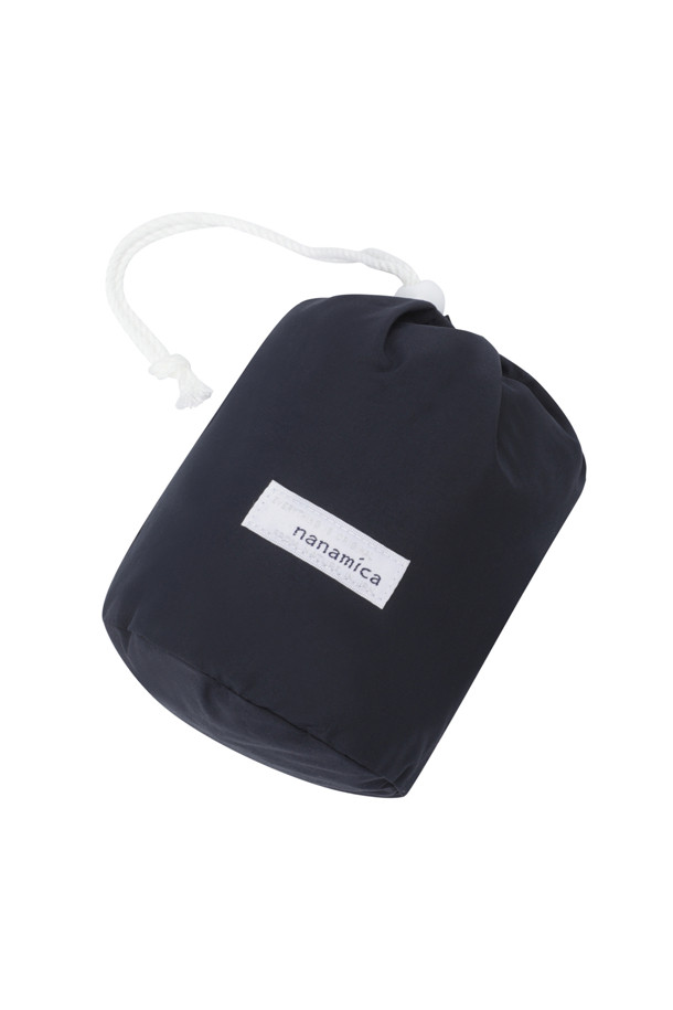 (NANAMICA) 다운 머플러 - 블랙은 코튼과 다운 소재를 사용하여 부드러운 촉감과 뛰어난 보온성을 제공하는 머플러입니다. 리버서블 디자인으로 다양한 스타일 연출이 가능하며, 휴대용 파우치가 함께 제공되어 편리한 휴대가 용이합니다. 미니멀, 클래식, 캐주얼 등 어떤 스타일에도 잘 어울리며, 출근룩, 산책룩, 여행룩 등 TPO에 구애받지 않고 활용할 수 있습니다. 무지 패턴의 블랙 컬러로, 유행을 타지 않고 오랫동안 사용할 수 있는 실용적인 아이템입니다.
