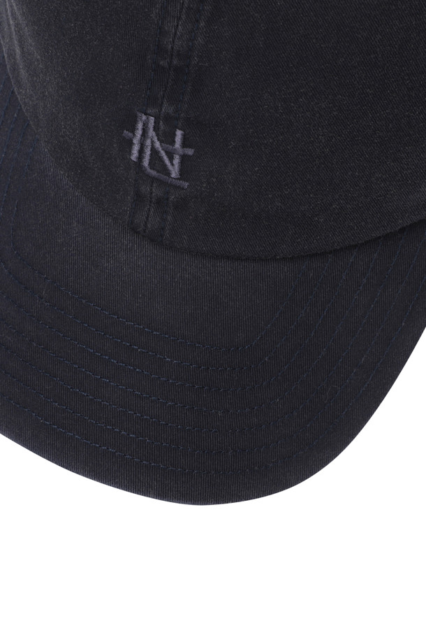 나나미카(NANAMICA) 워시드 치노 캡 - 네이비는 캐주얼, 미니멀, 클래식 스타일을 연출하기 좋은 모자입니다. 부드러운 면과 폴리에스터 혼방 소재로 제작되어 편안한 착용감을 선사하며, 봄, 여름, 가을 계절에 활용하기 좋습니다. 네이비 컬러에 로고 자수와 버클 디테일이 더해져 빈티지한 무드를 자아냅니다. 사이즈 조절이 가능하여 누구나 편안하게 착용할 수 있으며, 일상 속에서 스타일리시함을 더해줍니다. 심플하면서도 개성 있는 디자인으로 다양한 룩에 매치하기 용이합니다.
