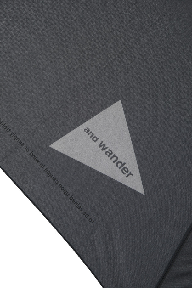 (앤드 원더) 유로쉔 × (앤드 원더) 엄브렐라 - 블랙은 일상, 하이킹, 여행 등 다양한 상황에서 활용하기 좋은 우산입니다. 봄, 여름, 가을, 겨울 사계절 내내 사용 가능하며, 튼튼한 나일론 소재와 테프론 코팅으로 높은 방수, 방풍 기능을 제공합니다. 자외선 차단 기능과 함께 나선형 살대, 넓은 보호 범위를 갖춰 실용성을 높였습니다. 미니멀, 캐주얼, 클래식 스타일의 여행룩, 휴가룩, 등산룩에 매치하여 스타일리시하게 연출해보세요.