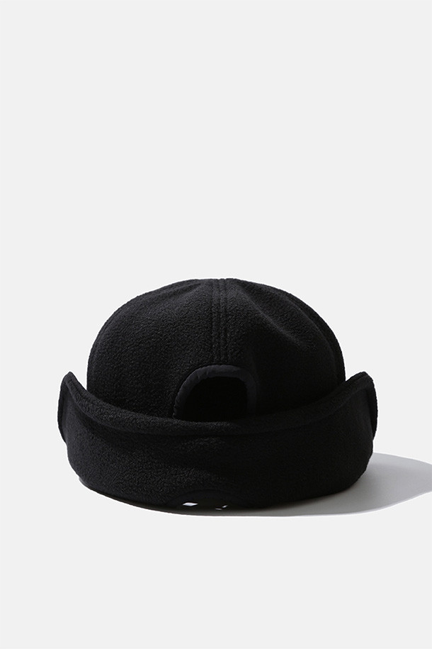 HIKER TROOPER CAP (하이커 트루퍼 캡) - 블랙은 하이킹 및 일상 활동에 적합한 깊은 모자 깊이의 트루퍼캡입니다. 부드러운 촉감의 폴리에스테르와 나일론 혼방 소재로 제작되어 겨울철 보온성을 제공하며, 흡습 및 속건 기능으로 쾌적함을 유지합니다. 접이식 귀덮개와 후면 버클 클로저를 통해 착용감을 조절할 수 있으며, 무지 디자인에 버클 장식이 더해져 캐주얼, 고프코어, 미니멀 스타일을 연출합니다. 등산룩과 캠핑룩에 매치하여 스타일리시한 겨울 패션을 완성해보세요.
