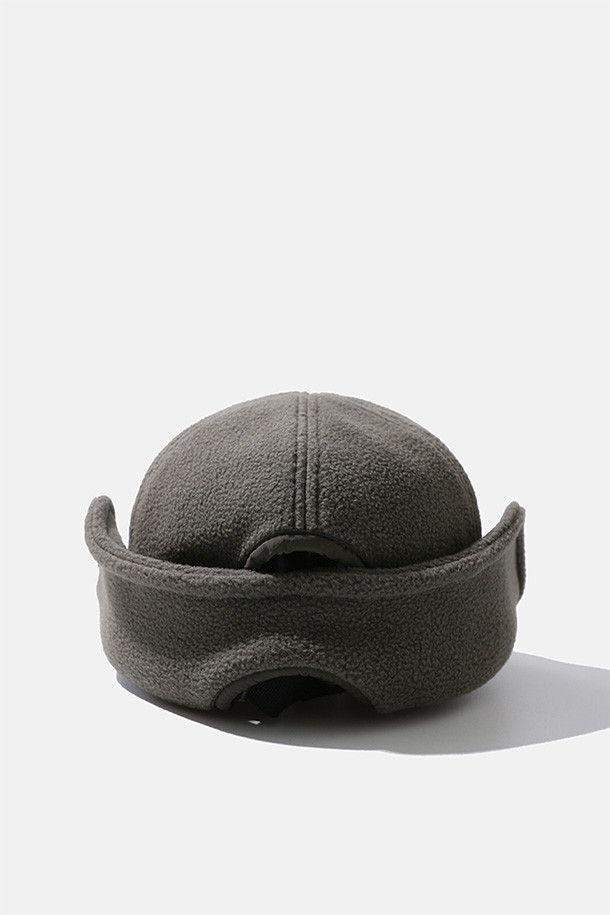 **하이커 트루퍼 캡 - 애쉬 브라운**은 하이킹과 일상생활에서 따뜻함과 스타일을 모두 잡을 수 있는 겨울철 방한 모자입니다. 부드러운 촉감의 플리스 소재와 두꺼운 두께로 뛰어난 보온성을 제공하며, 귀덮개와 버클 디자인이 특징입니다. 폴리에스테르와 나일론 혼방으로 제작되어 흡습, 속건 기능은 물론, 깊은 모자 깊이와 챙 부분의 심볼 라벨이 돋보입니다. 애쉬 브라운 컬러의 무지 디자인으로 캐주얼, 고프코어, 미니멀 스타일의 등산룩과 캠핑룩에 활용하기 좋습니다. 후면 버클 클로저를 통해 사이즈 조절이 가능합니다.
