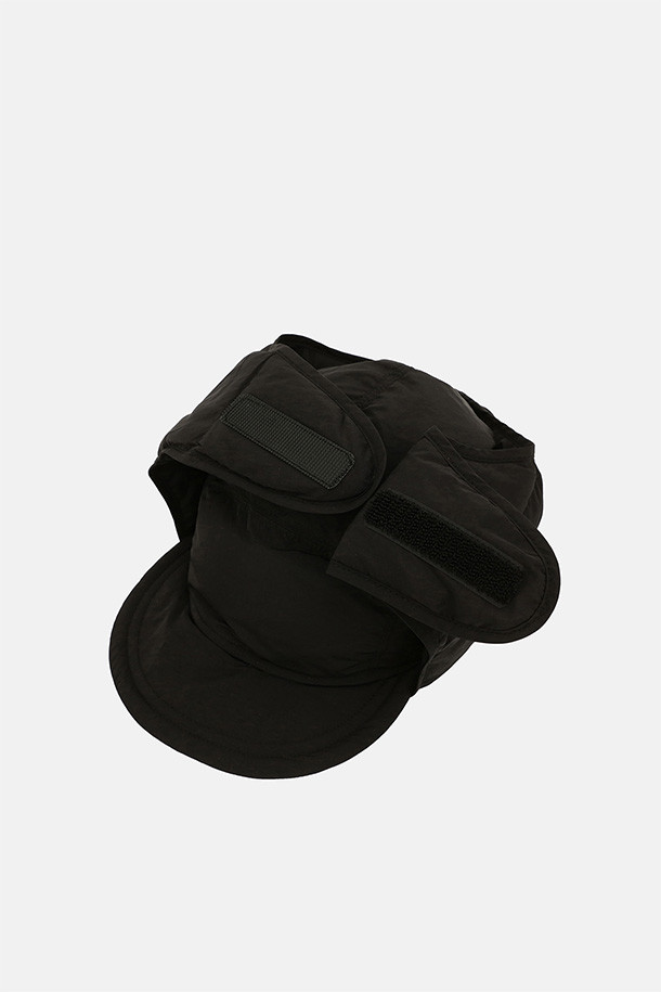 COLD WEATHER INSULATED CAP(콜드 웨더 인슐레이티드 캡) - 블랙은 겨울철 보온에 최적화된 방한모입니다. 깊은 모자 깊이와 두꺼운 두께감으로 뛰어난 보온성을 제공하며, 일상, 아웃도어 활동 모두에 적합합니다. 나일론과 덕다운 소재를 사용하여 가볍고 따뜻하며, 무지 디자인에 벨크로와 스트링으로 사이즈 조절이 용이합니다. 등산, 캠핑, 출근룩 등 다양한 TPO에 캐주얼, 미니멀, 고프코어 스타일을 연출할 수 있습니다. 블랙 컬러로 어떤 의상에도 쉽게 매치하여 따뜻하고 스타일리시하게 겨울을 즐겨보세요.
