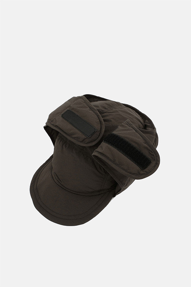 올리브 브라운 색상의 COLD WEATHER INSULATED 캡, 귀달이 모자입니다. 나일론과 덕다운 소재로 제작되어 겨울철 보온성을 극대화합니다. 깊은 모자 깊이와 숏 챙, 두꺼운 두께감으로 혹한기에도 따뜻하게 착용할 수 있습니다. 스트링과 스토퍼 디테일로 사이즈 조절이 용이하며, 귀덮개가 있어 찬 바람을 효과적으로 막아줍니다. 등산룩, 캠핑룩, 산책룩 등 다양한 아웃도어 활동은 물론, 캐주얼, 고프코어, 미니멀 스타일에도 잘 어울립니다.
