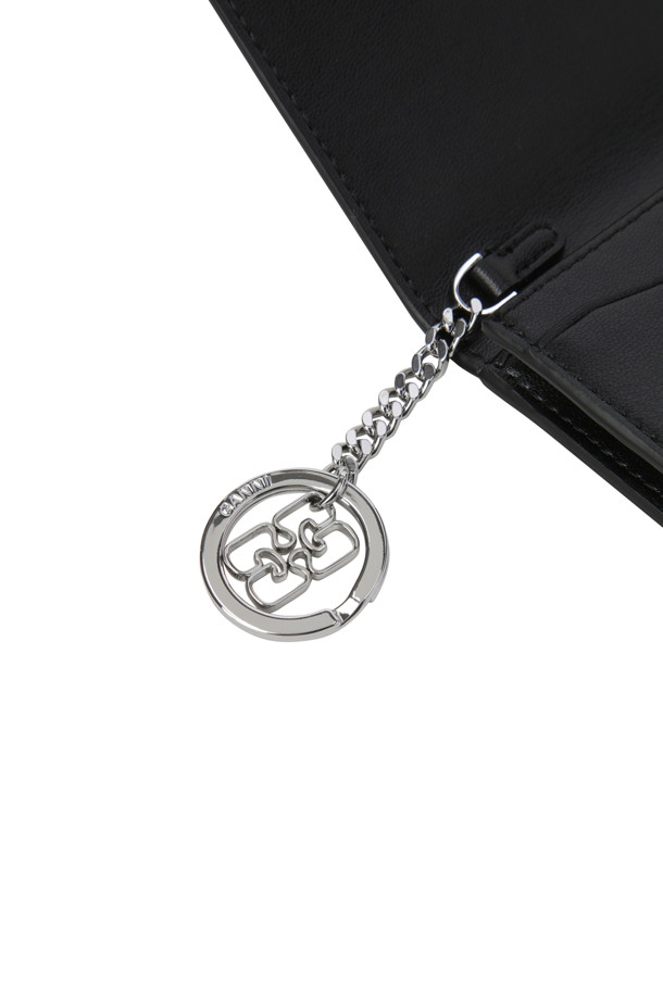 Bou(부) 카드지갑 플랩 애니멀 블랙은 스타일리시한 디자인의 카드지갑입니다. 블랙 컬러의 합성가죽 소재로 제작되었으며, 플랩형 디자인에 스냅 버튼 잠금 방식으로 안전하게 소지품을 보관할 수 있습니다. 지갑 전면에는 버터플라이 로고 장식이 더해져, 미니멀하면서도 시크한 분위기를 연출합니다. 카드 수납은 물론, 키링 기능과 더블링 디테일까지 갖춰 실용성을 높였습니다. 데이트룩, 쇼핑룩, 모임룩 등 다양한 TPO에 활용하기 좋습니다.
