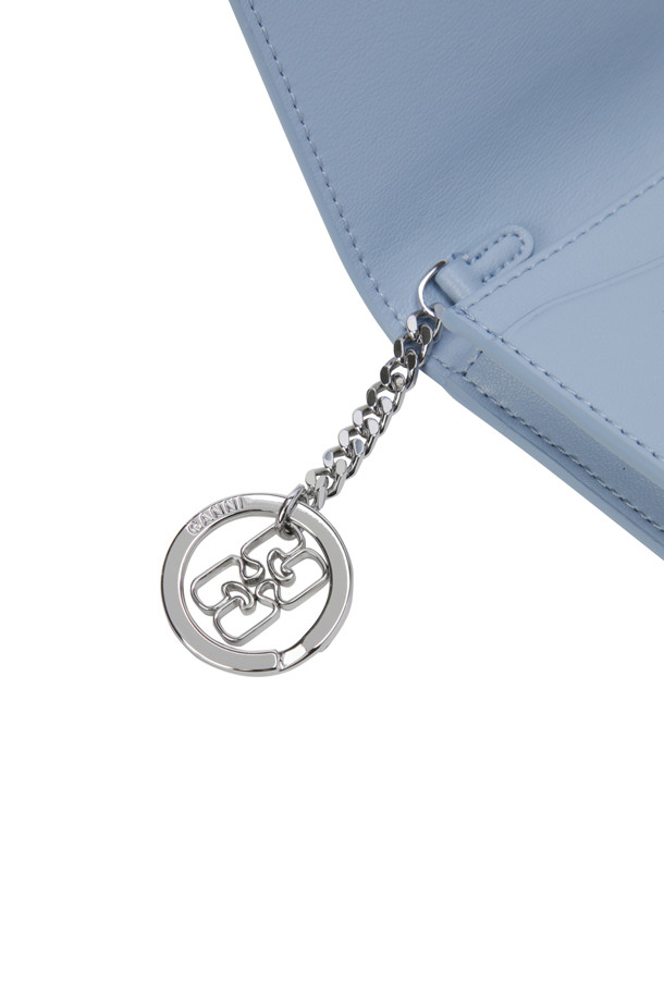 "부 카드 홀더 위드 플랩 애니멀 - 소프트 샴브레이"는 부드러운 샴브레이 소재의 플랩형 카드홀더입니다. 부드러운 질감의 합성가죽으로 제작되었으며, 귀여운 애니멀 패턴과 브랜드 로고, 버터플라이 로고 디자인이 특징입니다. 내부에는 실용적인 카드 수납 공간이 있으며, 키링을 걸 수 있는 더블링과 스냅 버튼형 잠금 방식으로 편의성을 더했습니다. 미니멀, 클래식, 캐주얼 스타일을 즐기는 분들께 데이트룩, 쇼핑룩, 카페룩에 어울리는 작은 사이즈의 카드 지갑입니다.
